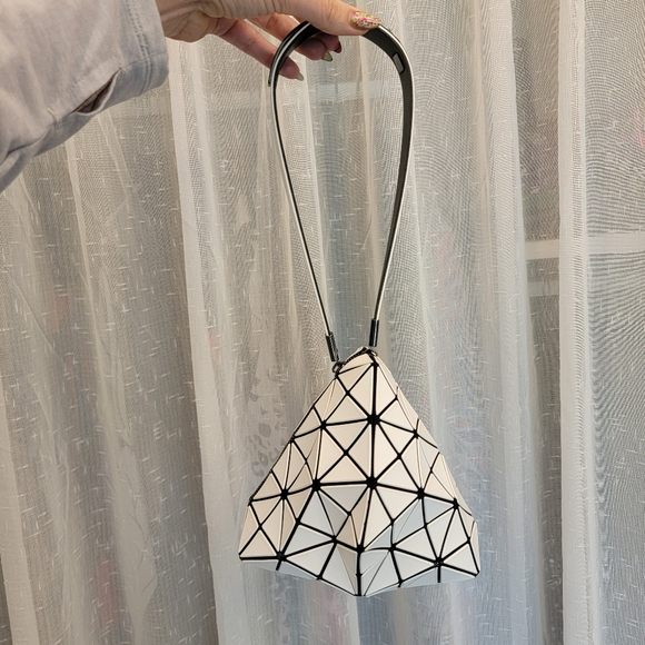 Bao Bao Issey Miyake White Triangle Shoulder Bag Rare NWOT - Picture 4 of 17